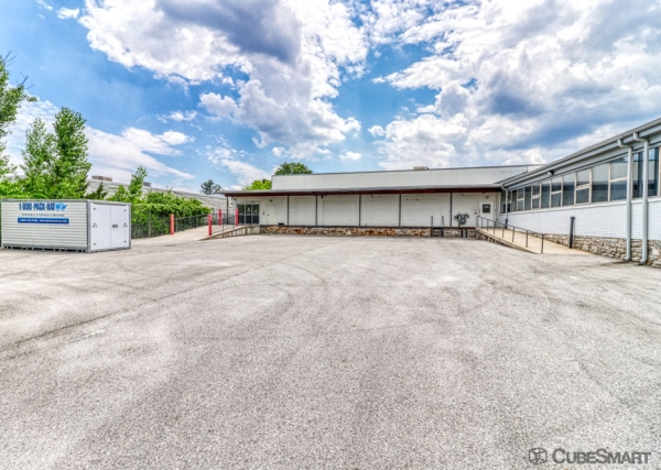 Facility photo: //images.sparefoot.com/medium/239770697f1f58c4b69.jpg