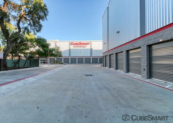 Facility photo: //images.sparefoot.com/medium/23977169de0b8d20a7b.jpg