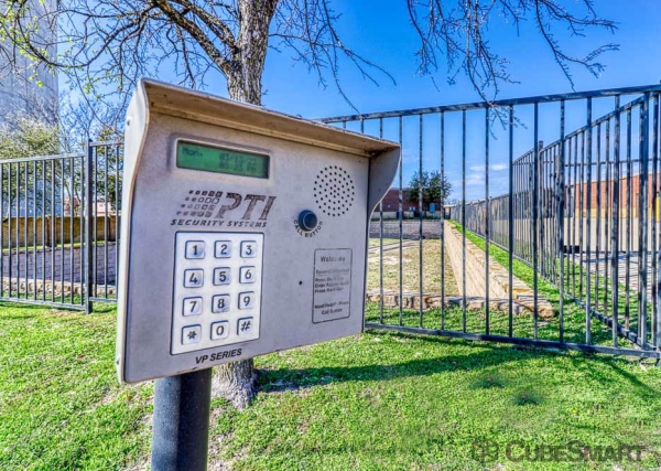 Facility photo: //images.sparefoot.com/medium/2397746943cd2521ce7.jpg