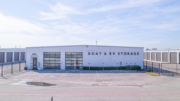 Facility photo: //images.sparefoot.com/medium/23981368ae018b20be2.jpg
