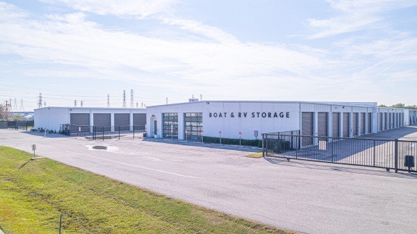 Facility photo: //images.sparefoot.com/medium/23981368ae018c86b3f.jpg