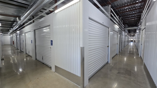 Facility photo: //images.sparefoot.com/medium/23985669c5213f393d8.jpg