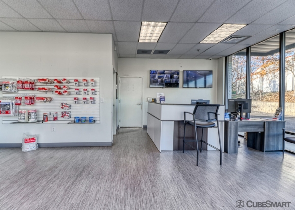 Facility photo: //images.sparefoot.com/medium/239888694504dc1bff4.jpg