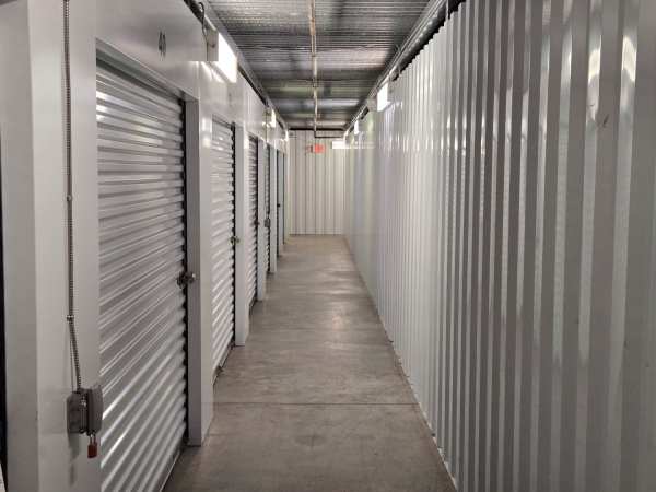 Facility photo: //images.sparefoot.com/medium/23991369943196dc32a.jpg