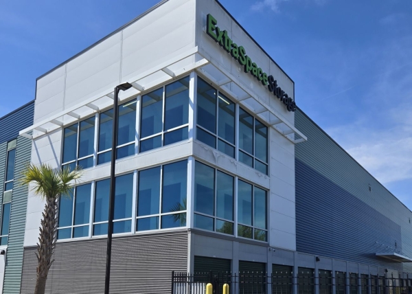 Facility photo: //images.sparefoot.com/medium/2399166a1c251344b91.jpg