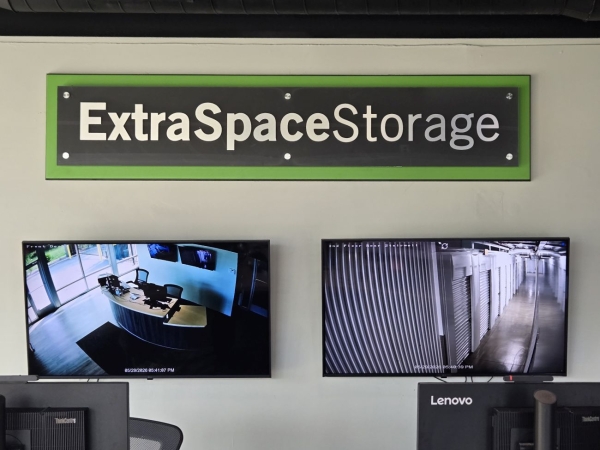 Facility photo: //images.sparefoot.com/medium/2399166a240cbf45f7f.jpg