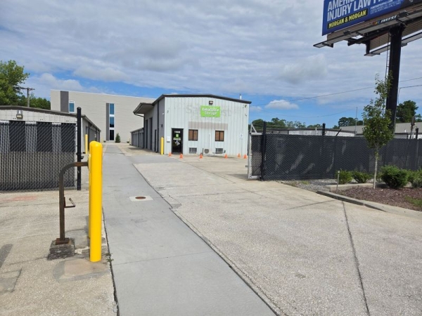 Facility photo: //images.sparefoot.com/medium/2399186908cfa3decce.jpg