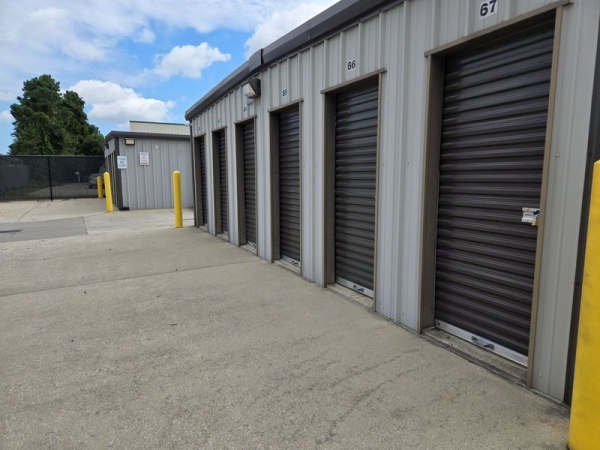 Facility photo: //images.sparefoot.com/medium/2399186908cfa519bf5.jpg