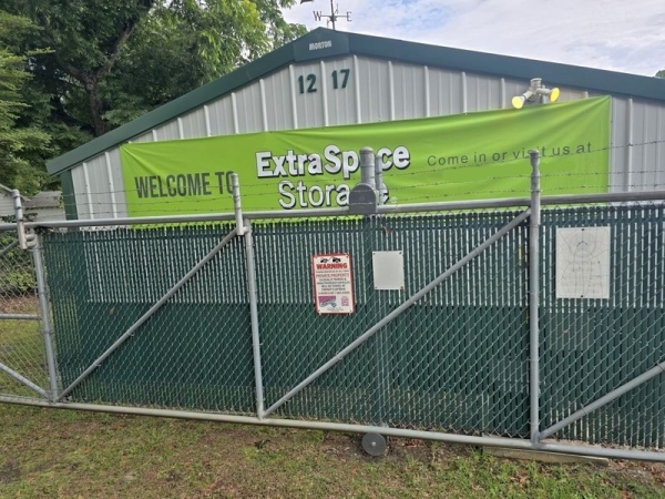 Facility photo: //images.sparefoot.com/medium/2399226908f12d72d0d.jpg