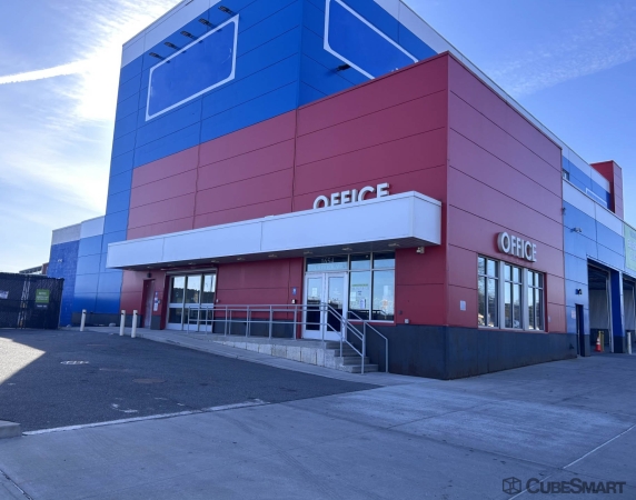 Facility photo: //images.sparefoot.com/medium/239954688b2b8ea1e5b.jpg