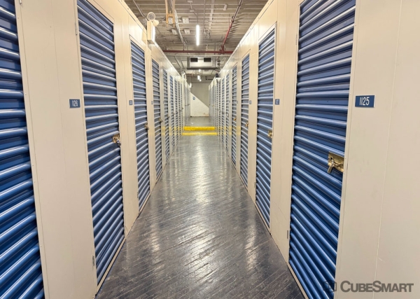 Facility photo: //images.sparefoot.com/medium/239955688b2bd8e0803.jpg