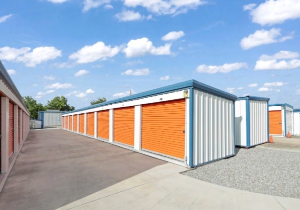 Facility photo: //images.sparefoot.com/medium/2399776883f0b678eb0.jpg