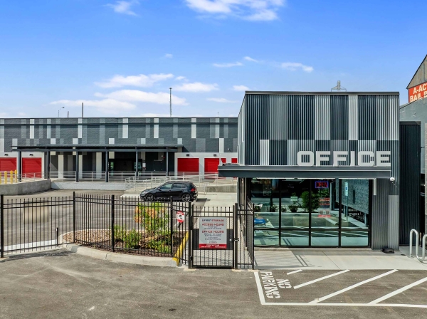 Facility photo: //images.sparefoot.com/medium/2400406915117451f30.jpg