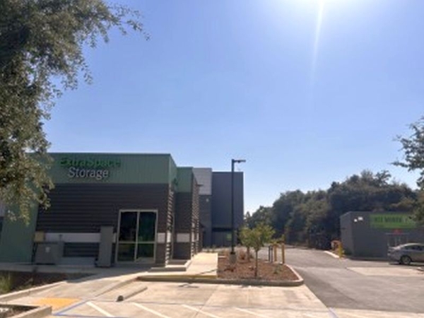 Facility photo: //images.sparefoot.com/medium/2400736904fee7992b2.jpg