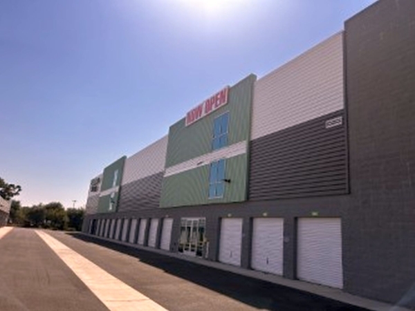 Facility photo: //images.sparefoot.com/medium/2400736994314cbd34e.jpg