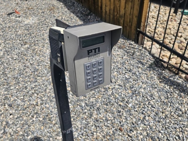 Facility photo: //images.sparefoot.com/medium/2400766908d39b29b98.jpg