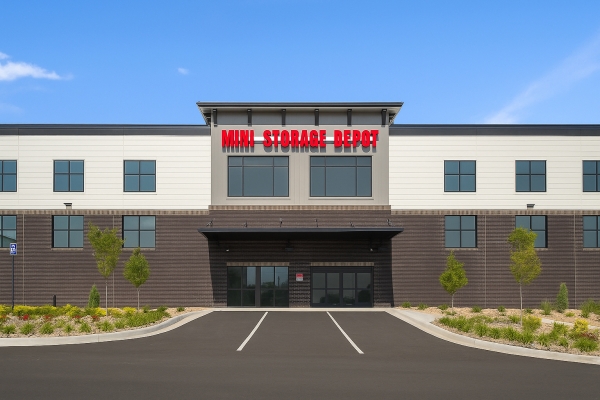 Facility photo: //images.sparefoot.com/medium/240121690cbdc62d70b.jpg