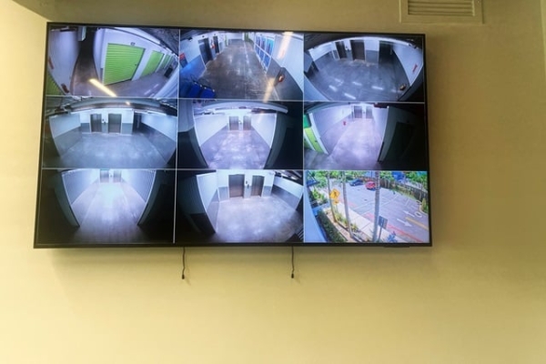 Facility photo: //images.sparefoot.com/medium/24012369f749c5ee08f.jpg