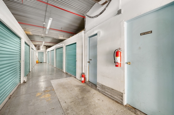 Facility photo: //images.sparefoot.com/medium/240189680901528c942.jpg