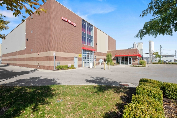 Facility photo: //images.sparefoot.com/medium/240196690e2b22c9c2e.jpg