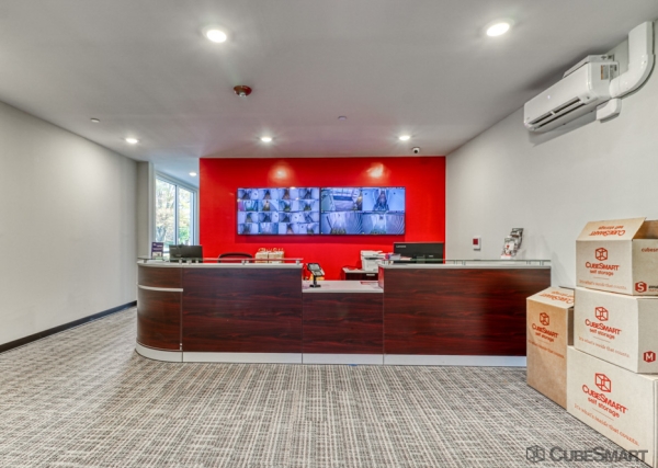 Facility photo: //images.sparefoot.com/medium/240225695f618f34fe9.jpg