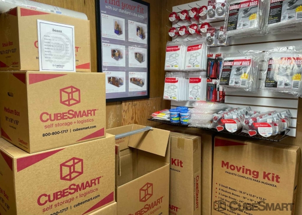 Facility photo: //images.sparefoot.com/medium/240252693a77094fa31.jpg