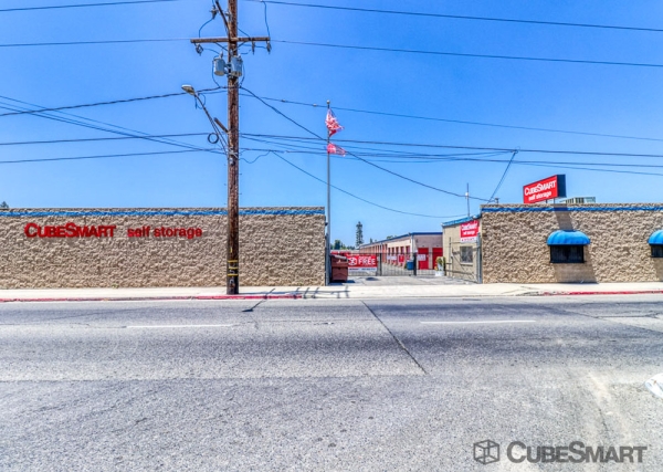 Storage Units at CubeSmart Self Storage - CA Visalia South Lovers Lane - 625 South Lovers Lane