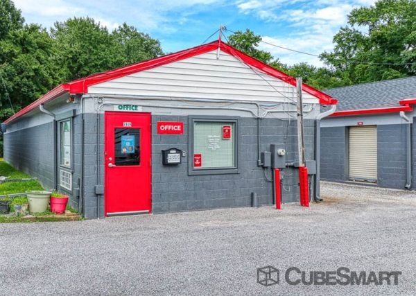 Facility photo: //images.sparefoot.com/medium/240255695f71f76853a.jpg