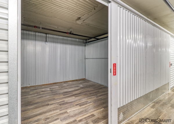 Facility photo: //images.sparefoot.com/medium/24025669f5aee8c105d.jpg