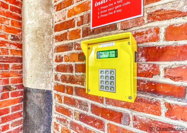 Facility photo: //images.sparefoot.com/medium/24025669f5aeeb5ea09.jpg