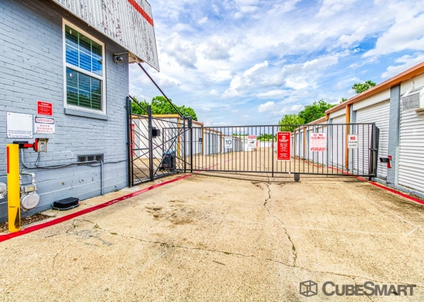 Facility photo: //images.sparefoot.com/medium/240261686640a2b8e96.jpg