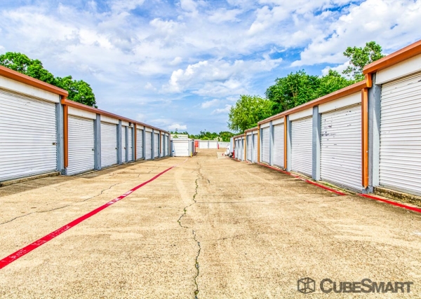Facility photo: //images.sparefoot.com/medium/2402616882003747b78.jpg