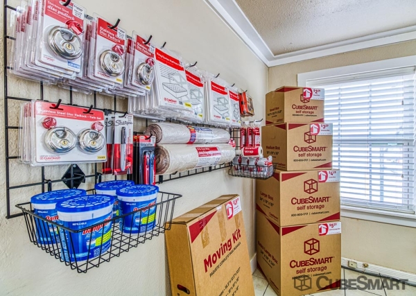 Facility photo: //images.sparefoot.com/medium/240261690336f4922c5.jpg