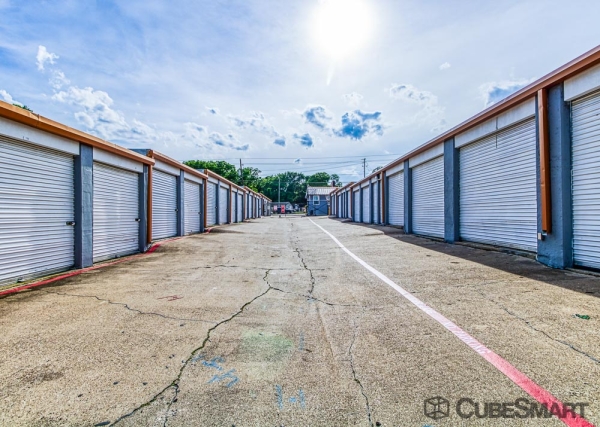 Facility photo: //images.sparefoot.com/medium/240261693bf5be50775.jpg