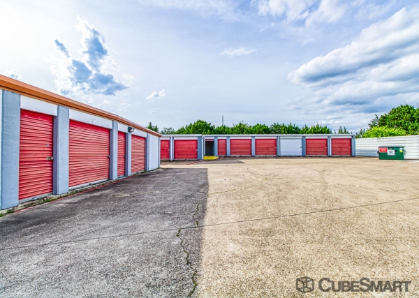 Facility photo: //images.sparefoot.com/medium/240261693d419073623.jpg