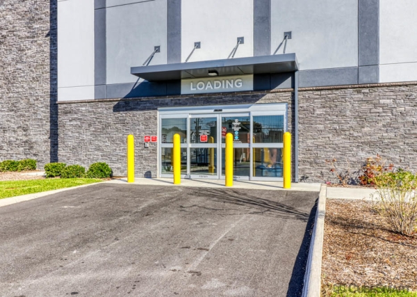 Facility photo: //images.sparefoot.com/medium/240263693d4c129832d.jpg