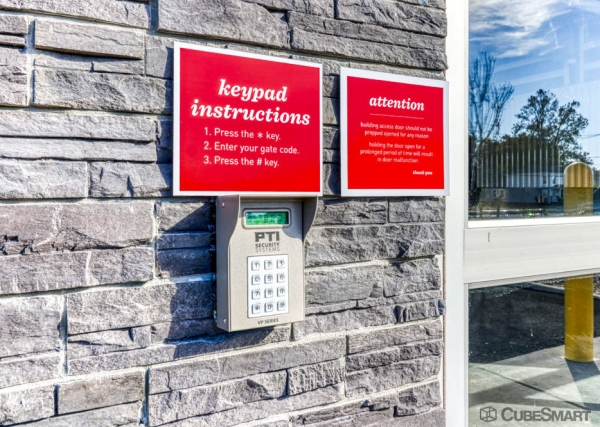 Facility photo: //images.sparefoot.com/medium/240263693d4c13a6a81.jpg