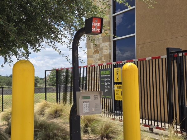 Facility photo: //images.sparefoot.com/medium/24031869942ea8042a3.jpg