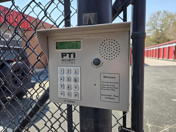 Facility photo: //images.sparefoot.com/medium/2403286994314a99c9a.jpg