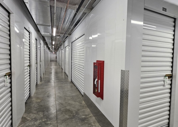 Facility photo: //images.sparefoot.com/medium/24033069943224efdbe.jpg