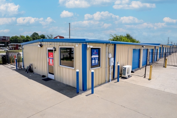 Facility photo: //images.sparefoot.com/medium/240392687576e209dc7.jpg