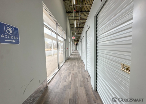 Facility photo: //images.sparefoot.com/medium/240410688084cf093b5.jpg