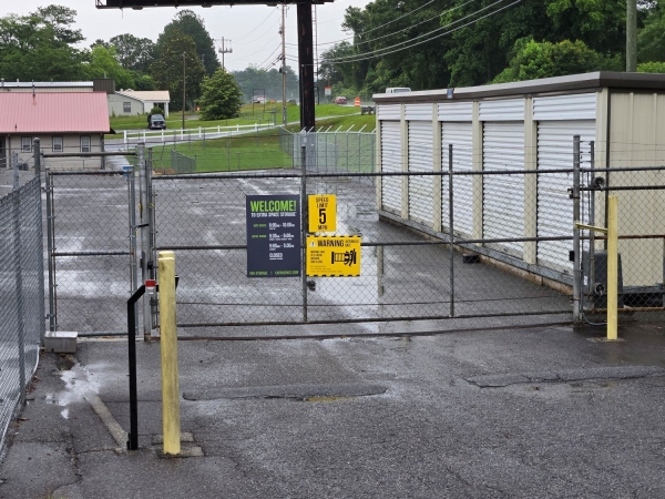 Facility photo: //images.sparefoot.com/medium/240421699431beac25b.jpg