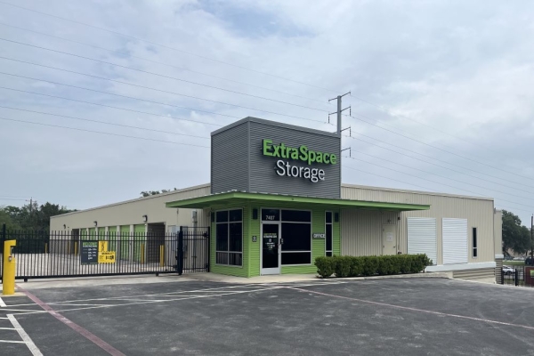 Facility photo: //images.sparefoot.com/medium/2404346a0b06fa87588.jpg