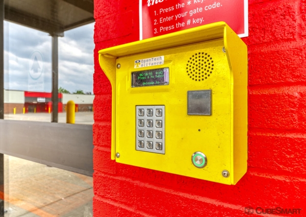 Facility photo: //images.sparefoot.com/medium/240478695f738f8ec3d.jpg