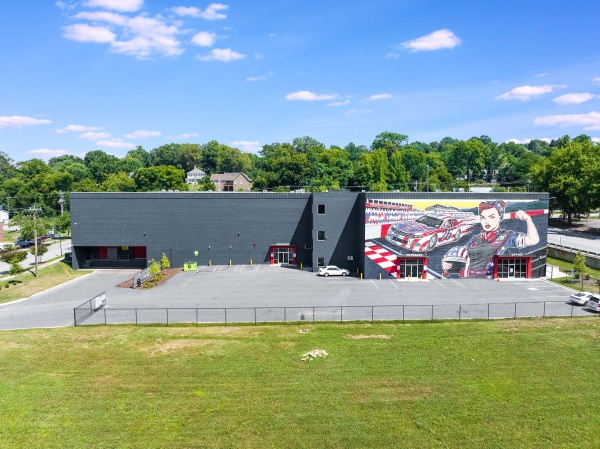 Facility photo: //images.sparefoot.com/medium/2404966914ef360fd35.jpg