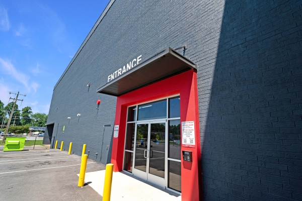 Facility photo: //images.sparefoot.com/medium/2404966914ef50c26fa.jpg