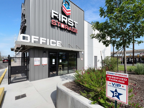 Facility photo: //images.sparefoot.com/medium/2404976915708a5e18d.jpg