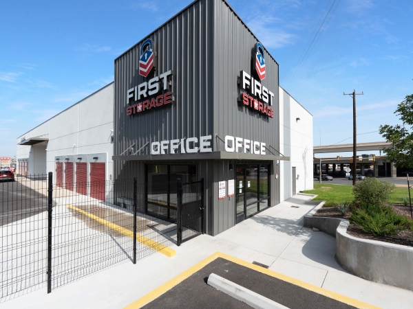 Facility photo: //images.sparefoot.com/medium/2404976915708c51e17.jpg