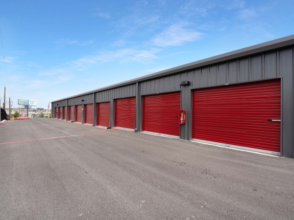 Facility photo: //images.sparefoot.com/medium/240497691570a114037.jpg